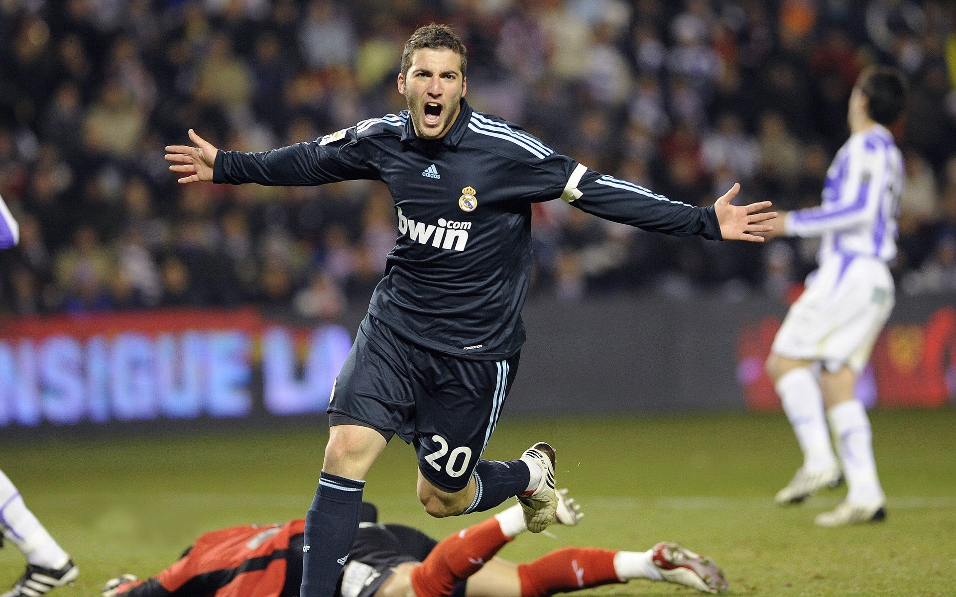 当狼嚎撕裂高原之夜，爱德华兹与一个时代的降生